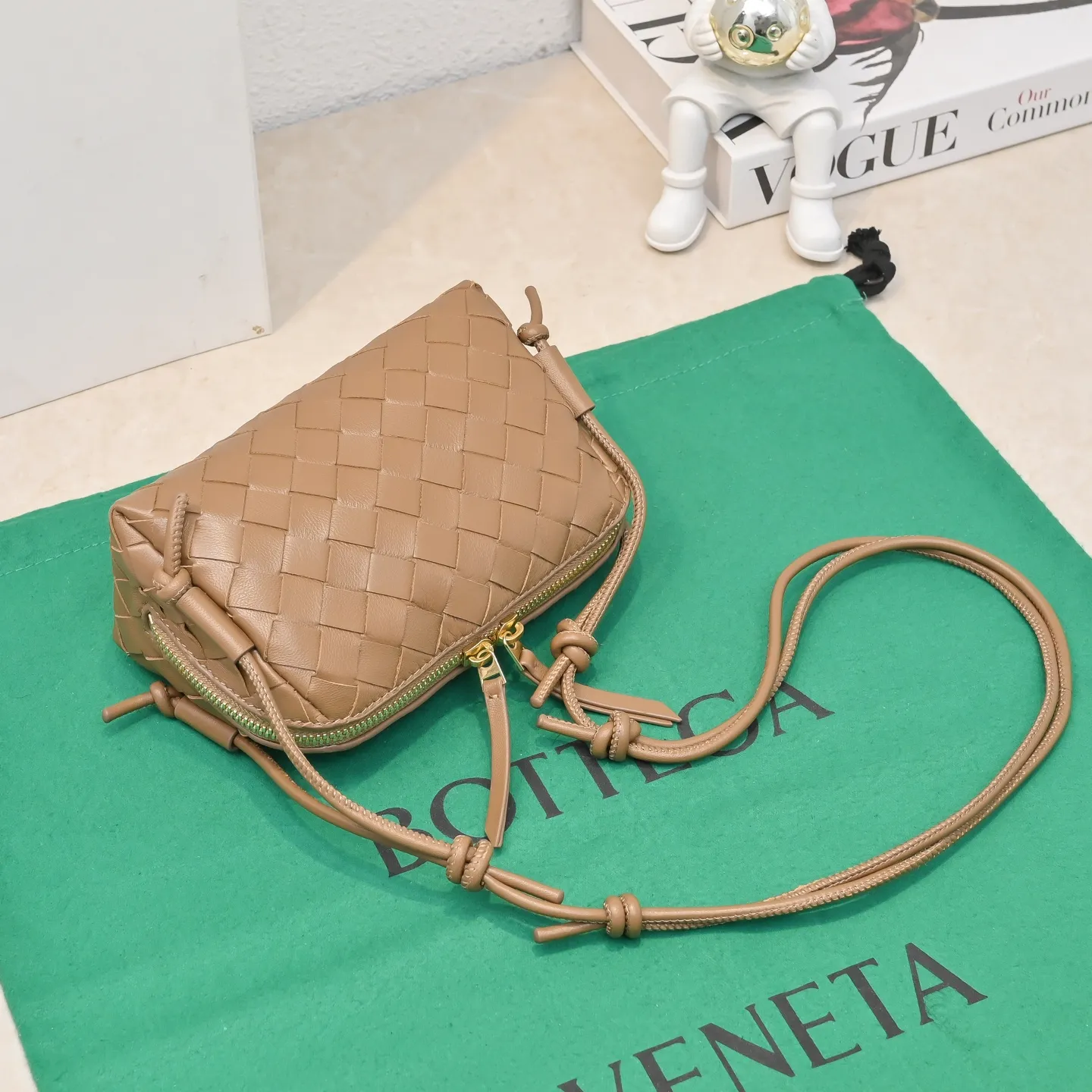 Batch 1260 #Bv The new Concert pouch is the most beautiful and practical mini bag I have ever seen 🎈 The bag body adopts the classic lntrecciato weaving process✅ It is equipped with a leather double-headed zipper, the opening is wide, easy to take and put, the shoulder strap knot can be slid to adjust the length freely, that is, 🉑️crossbody/underarm, and can be used as a clutch bag. Small body, large capacity, so practical! The key is that it is extremely versatile! Come and buy this small, exquisite, beautiful and versatile bag 👍 Model: 4258 Size: 18.5*11.5*8.5